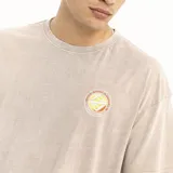 Remera beige de corte oversize con logo estampado en el pecho.