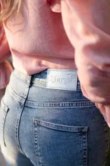 Pantalón de jean gris oscuro con corte recto, bolsillos delanteros y alforza central.