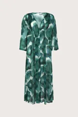 Kaftán largo de tela ligera y semitransparente con estampado abstracto en tonos verdes y azules. Presenta escote en V con frunces en el busto y mangas amplias.