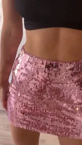 Minifalda ajustada de lentejuelas rosas.