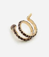Maxi anillo con forma de serpiente esmaltada color marrón con detalles en dorado.