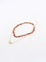 Set de dos collares dorados: uno con cadena de eslabones y cierre marinero, y otro con cuentas de colores.