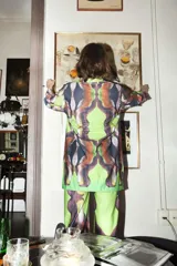 Pantalón de corte recto con estampado abstracto en tonos marrones, grises, verdes y amarillos.