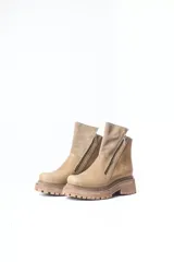 Botas cortas de cuero color beige, con cierre lateral y suela track.