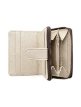 Billetera de cuero vacuno color tostado, de formato doble y compacto, con cierre metálico y manija muñequera de cuero. Posee múltiples ranuras para tarjetas y bolsillo monedero con cierre.