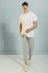 Pantalón de jogging negro con puños ajustados y cintura elástica.