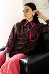 Camisa marrón con bordado calado, cuello clásico y detalles en fucsia en cuello, bolsillo y puños.