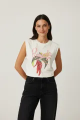 Musculosa blanca de algodón con estampado de una pimienta y la palabra "Pimienta" en letras rosas, amarillas y verdes. Tiene cuello redondo y sisas amplias.