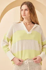 Sweater de punto calado a rayas horizontales color crudo y verde lima, con cuello polo y mangas largas.