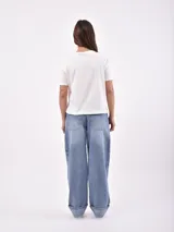 Remera negra de mangas cortas con tachas plateadas.