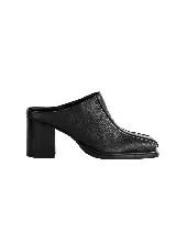 Zueco de cuero negro con punta cuadrada y costuras blancas.