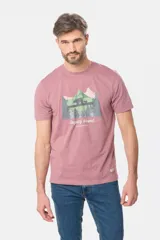 Remera gris de manga corta con cuello redondo y estampado de paisaje de montaña con osos y pinos. Incluye el texto "legacy brand get elevated".