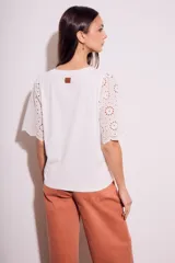 Remera blanca de algodón peinado con calce oversize y mangas cortas con detalle de calados.