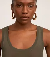 Musculosa verde oliva de punto texturizado, con breteles anchos y cuello redondo.
