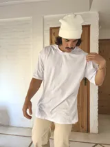 Remera blanca de algodón, corte amplio y mangas cortas.