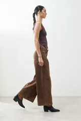 Pantalón jean culotte color chocolate, de tiro alto y corte ancho.