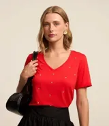 Blusa roja de viscosa con escote en V y corazones metalizados aplicados.