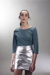 Remera verde con escote redondo y mangas 3/4.