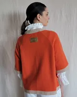 Sweater celeste de lana lambswool con cuello redondo y mangas 3/4.