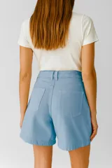 Short color beige de jean, tiro alto, corte ancho y pinzas frontales.