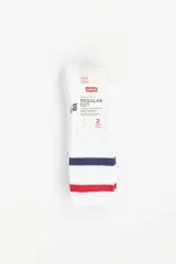 Pack de dos pares de medias blancas con rayas horizontales rojas y azules en el borde superior y logo de Levi's en el lateral.