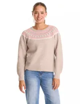 Buzo de punto color beige, con cuello a la base y silueta clásica de hombros relajados. Presenta una guarda tejida con motivos geométricos en tonos rosados, blancos y grises en el canesú. Puños y ruedo con acabado acanalado.