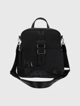Mochila negra de poliéster con el logo de Hush Puppies estampado en el frente. Tiene un compartimento principal con cierre, un bolsillo frontal con cierre, dos bolsillos laterales abiertos y correas ajustables para los hombros.