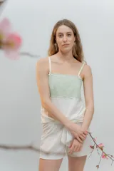 Pijama de algodón compuesto por musculosa con escote recto y detalle de puntilla elastizada, y short con elástico y lazo en la cintura.