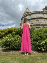 Vestido largo de lino con lurex, corte oversize, breteles finos y escote en V. Disponible en color verde lima, beige y fucsia.