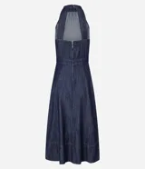 Vestido midi de jeans azul, con frente única, sin mangas y espalda descubierta.