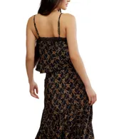 Top negro con estampado floral, escote recto con encaje, espalda abierta con tirantes regulables y sin mangas.