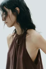Top marrón con cuello halter ajustable con lazada.