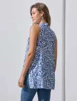 Blusa sin mangas estampada en blanco y azul, con escote en V, pliegue delantero y tajo en costuras laterales.