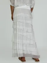 Pollera larga color beige con volados en capas.