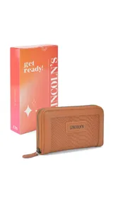 Billetera mediana color beige con textura croco, cierre alrededor y logo Lincoln's.