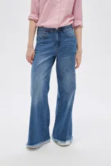 Pantalón de jean azul de corte ancho con terminación desflecada.