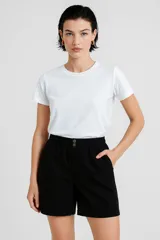 Short negro de tiro alto con cintura elástica fruncida y dos botones decorativos frontales.