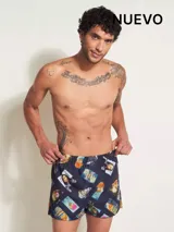 Bóxer de algodón azul marino con estampado de cuadros con imágenes de personas y objetos.