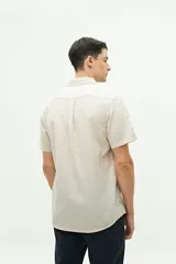 Camisa de lino y algodón azul marino, de manga corta, con fit regular y logo bordado en el pecho.