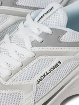 Zapatillas deportivas Jack & Jones modelo Tokyo, color blanco con detalles en gris y negro. Confeccionadas en tejido de malla y suela de goma.