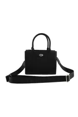 Cartera negra de cuero sintético con forma cuadrada, doble asa corta y correa larga ajustable con el logo de la marca.