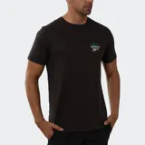 Remera negra de algodón con cuello redondo y manga corta. Presenta un estampado pequeño en el pecho con el logo de Reebok y un diseño de montañas en tonos verdes, junto al texto "Machu Picchu National Park".