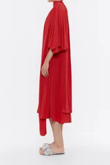 Vestido midi negro de viscosa fluida con escote en V, mangas 3/4 con vuelo, canesú fruncido en la espalda y lazos extralargos para cruzar en el cuello.