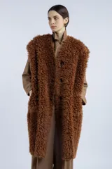 Chaleco largo marrón de ecofur con textura suave y calce cómodo.