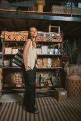 Pantalón negro de tiro alto, corte ancho y holgado, con bolsillos laterales y detalle de logo bordado en la pierna izquierda.