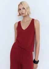 Top sin mangas color ladrillo, de tejido de punto fino con tirantes anchos y cuello de pico.