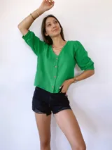 Blusa verde de muselina con mangas tres cuartos abullonadas y botones de madera.