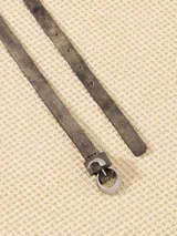 Cinturón marrón de cuero vacuno con efecto gastado, hebilla metálica con strass y puntera con strass.