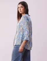 Blusa estampada de gasa marca Ruby Rd, con cuello a la base, escote en V, botones y mangas 3/4 regulables.