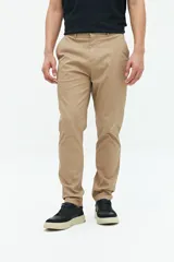 Pantalón chino clásico color beige, de corte recto, con bolsillos laterales y traseros.